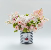 Авторская композиция с антуриумами в стильном ART-BOX
