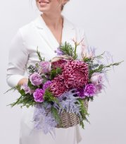 Композиция в корзине с роскошными хризантемами