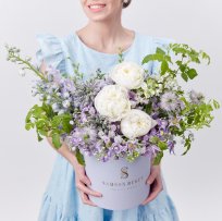 Нежная цветочная композиция с шикарными пионами