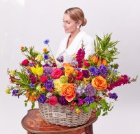 Цветочная корзина, наполненная всеми красками лета 