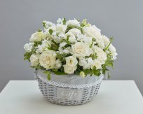 Дивная цветочная композиция в корзине