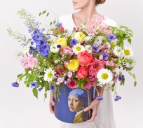 Произведение флористического искусства в дизайнерском Art-Box